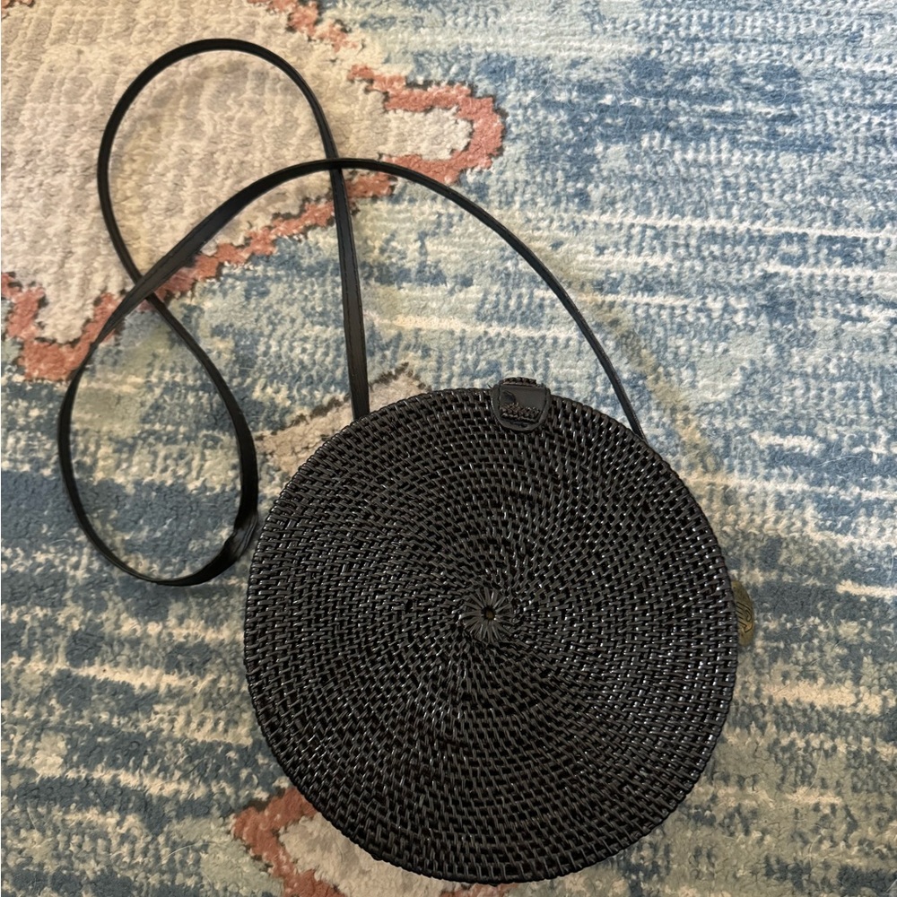 Round rattan crossbody